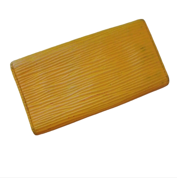 ✨️LOUIS VUITTON TRI-FOLD EPI LEATHER KEYHOLDER - Picture 2 of 12